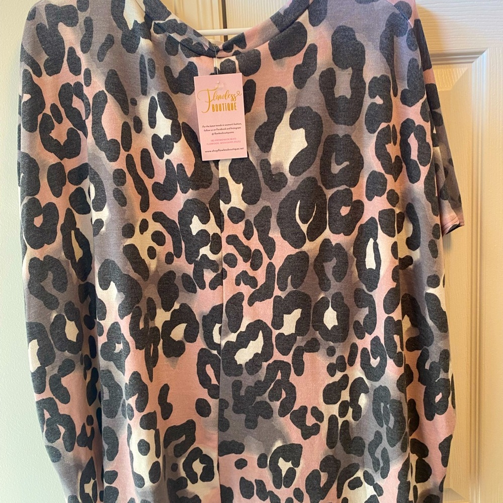 ✨⭐️NWT Dear Apple V neck animal print top